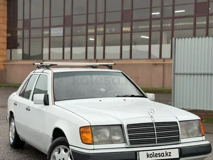 Mercedes-Benz E 220 1993 года за 1 850 000 тг. в Алматы