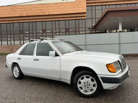 Mercedes-Benz E 220 1993 года за 1 850 000 тг. в Алматы – фото 3