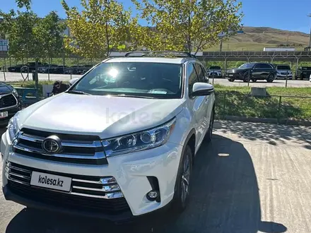 Toyota Highlander 2019 года за 13 000 000 тг. в Атырау
