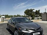 Toyota Camry 2022 года за 13 300 000 тг. в Актау