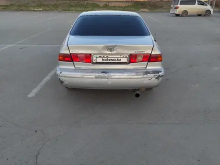 Toyota Camry 2000 года за 2 700 000 тг. в Семей – фото 2