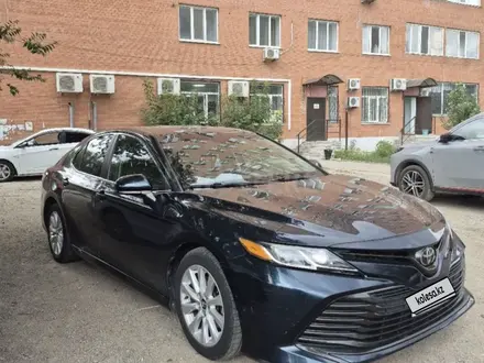 Toyota Camry 2019 года за 7 300 000 тг. в Актобе – фото 2