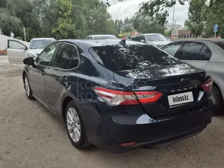Toyota Camry 2019 года за 7 300 000 тг. в Актобе – фото 3