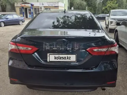 Toyota Camry 2019 года за 7 300 000 тг. в Актобе – фото 4