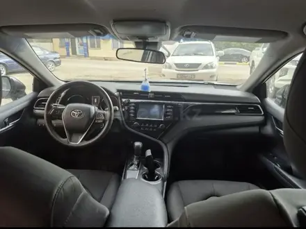 Toyota Camry 2019 года за 7 300 000 тг. в Актобе – фото 5