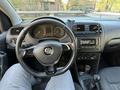 Volkswagen Polo 2016 года за 3 400 000 тг. в Атырау – фото 2
