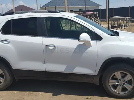 Chevrolet Tracker 2015 года за 7 000 000 тг. в Атырау – фото 4