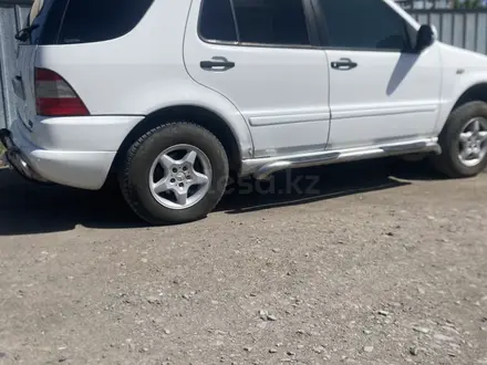 Mercedes-Benz ML 320 1997 года за 2 600 000 тг. в Аягоз – фото 2