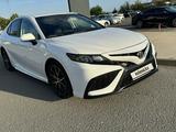 Toyota Camry 2022 года за 13 900 000 тг. в Актау – фото 2