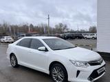 Toyota Camry 2015 года за 10 400 000 тг. в Актобе – фото 2