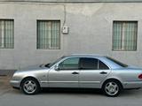 Mercedes-Benz E 320 1997 года за 3 500 000 тг. в Жанаозен – фото 2