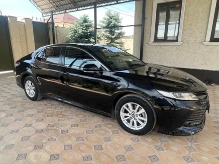 Toyota Camry 2018 года за 10 500 000 тг. в Тараз – фото 2