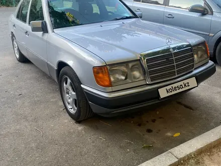 Mercedes-Benz E 220 1992 года за 2 800 000 тг. в Шымкент