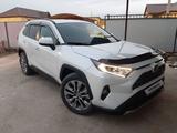 Toyota RAV4 2021 года за 22 000 000 тг. в Атырау – фото 2