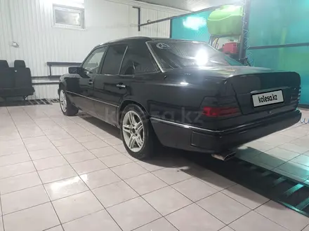 Mercedes-Benz E 320 1993 года за 2 200 000 тг. в Атырау – фото 4