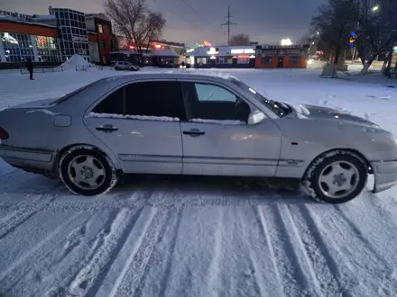 Mercedes-Benz E 320 1998 года за 2 000 000 тг. в Актобе – фото 3