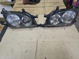 Фары передние на Toyota Avensis T22 за 2 436 тг. в Шымкент