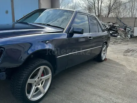 Mercedes-Benz E 200 1992 года за 900 000 тг. в Усть-Каменогорск – фото 6