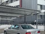 Mercedes-Benz E 320 1999 года за 7 500 000 тг. в Шымкент – фото 3