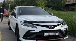 Toyota Camry 2021 года за 13 900 000 тг. в Алматы – фото 2