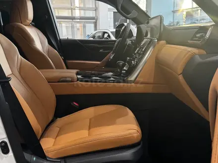 Lexus LX 600 Luxury+ 2025 года за 90 890 000 тг. в Алматы – фото 26