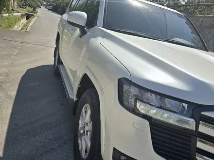 Toyota Land Cruiser 2023 года за 44 000 000 тг. в Алматы – фото 2