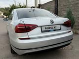 Volkswagen Passat 2018 года за 7 850 000 тг. в Алматы – фото 2