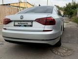Volkswagen Passat 2018 года за 7 850 000 тг. в Алматы – фото 5