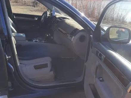 Volkswagen Touareg 2004 года за 4 000 000 тг. в Астана – фото 5