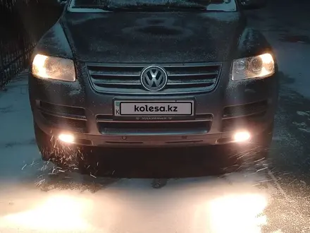 Volkswagen Touareg 2005 года за 5 500 000 тг. в Астана – фото 2