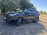 Toyota RAV4 2019 года за 10 500 000 тг. в Уральск – фото 2