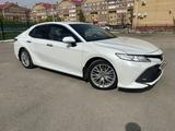 Toyota Camry 2021 года за 14 800 000 тг. в Актобе – фото 3