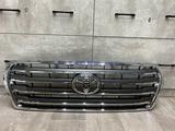 Решетка радиатора на Toyota Land Cruiser 200 за 45 000 тг. в Алматы