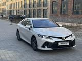 Toyota Camry 2021 года за 15 445 000 тг. в Алматы – фото 2