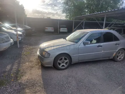 Mercedes-Benz C 180 1994 года за 1 300 000 тг. в Караганда – фото 2