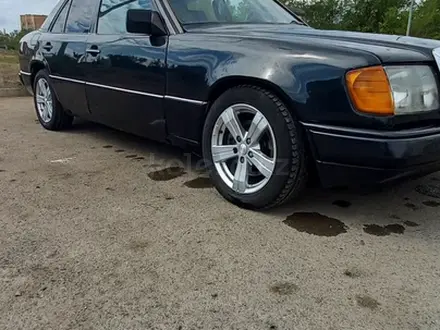 Mercedes-Benz E 260 1992 года за 1 650 000 тг. в Караганда – фото 2