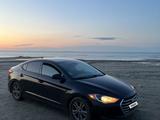 Hyundai Elantra 2017 года за 4 000 000 тг. в Уральск – фото 2