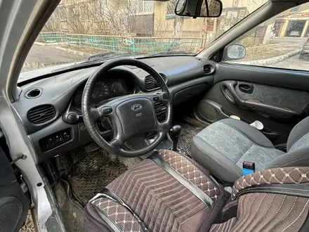 Hyundai Accent 1998 года за 1 200 000 тг. в Актобе – фото 5