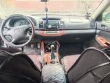 Toyota Camry 2002 года за 3 600 000 тг. в Сарань – фото 2