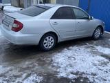 Toyota Camry 2003 года за 2 900 000 тг. в Уральск – фото 2