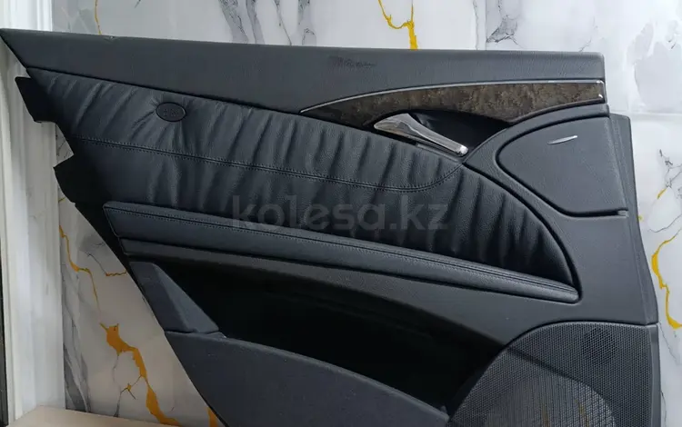 Обшивка двери левая Mercedes W211 за 33 000 тг. в Алматы