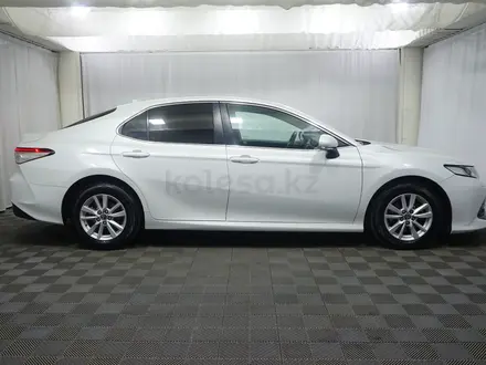 Toyota Camry 2018 года за 11 800 000 тг. в Алматы – фото 15