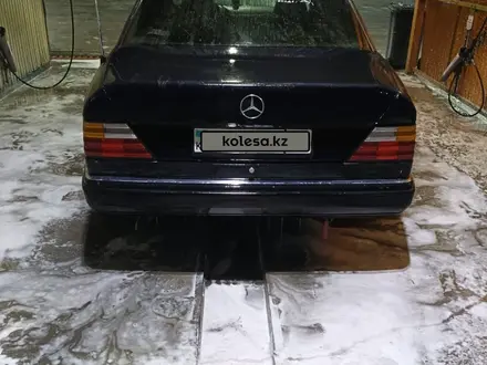 Mercedes-Benz E 220 1990 года за 1 600 000 тг. в Алматы