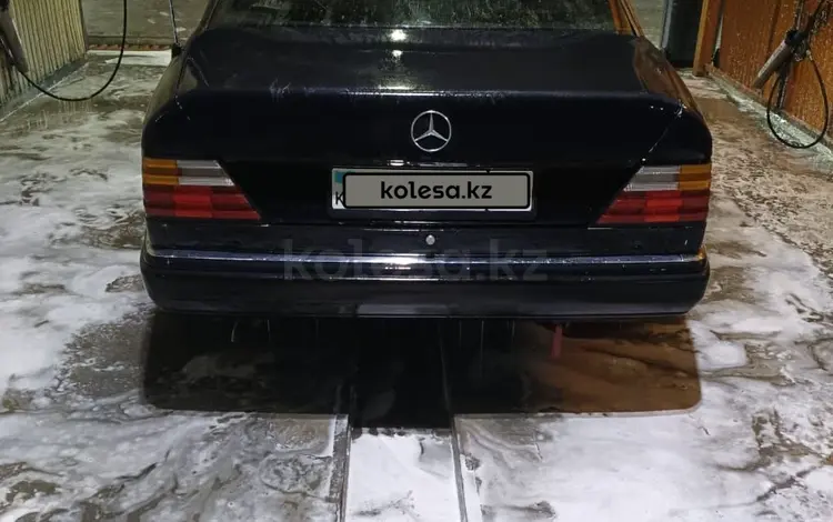 Mercedes-Benz E 220 1990 года за 1 600 000 тг. в Алматы