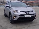 Toyota RAV4 2017 года за 11 500 000 тг. в Атырау – фото 2