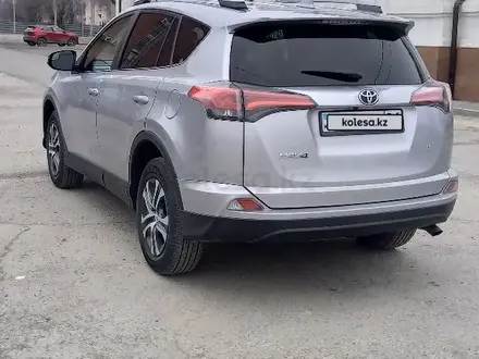 Toyota RAV4 2017 года за 10 500 000 тг. в Атырау – фото 3