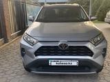 Toyota RAV4 2021 года за 14 500 000 тг. в Алматы