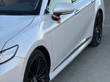 Toyota Camry 2023 года за 21 000 000 тг. в Атырау – фото 2