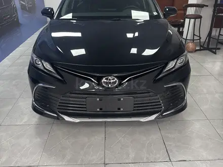 Toyota Camry 2023 года за 15 400 000 тг. в Алматы