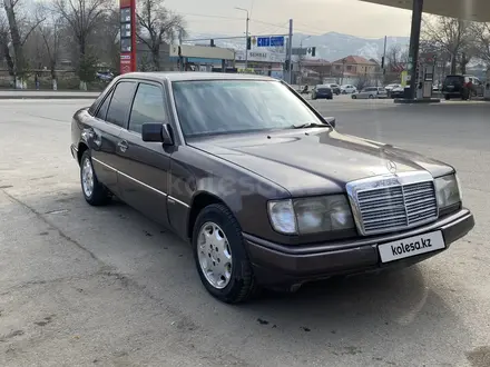 Mercedes-Benz E 230 1992 года за 900 000 тг. в Алматы